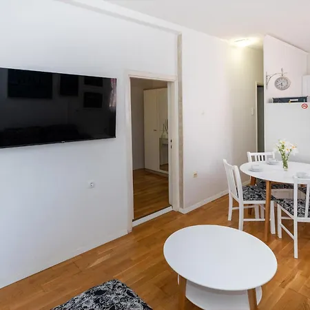 アパート 1 Bedroom Stunning In Komarna