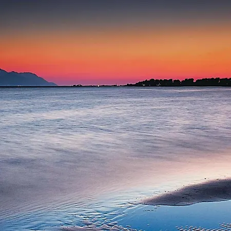 1 Bedroom Stunning In Komarna Apartamento Komarna