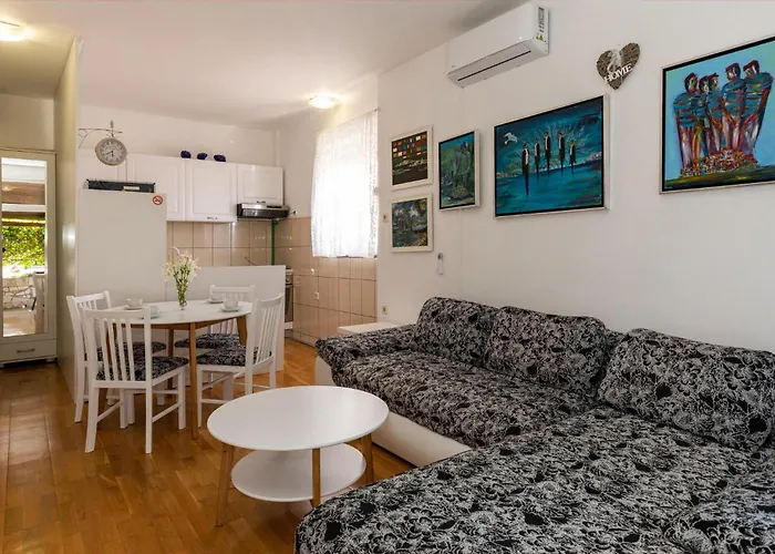 1 Bedroom Stunning In *