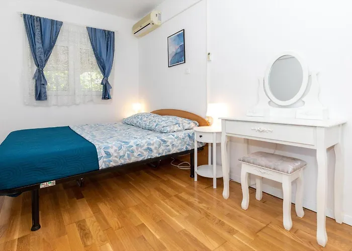 1 Bedroom Stunning In * קומרנה